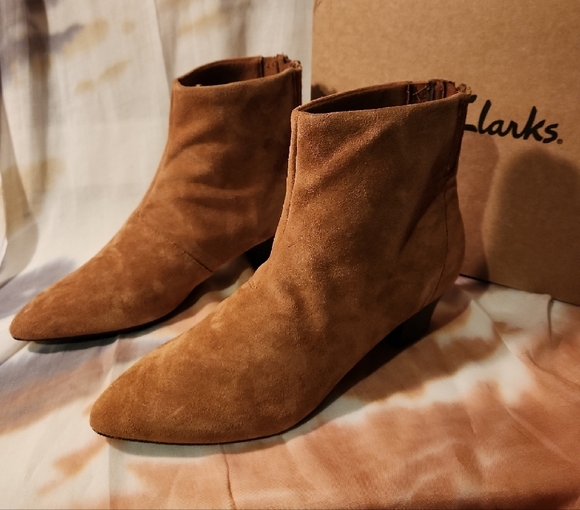 Clarks Collection Teresa Dark Tan Suede Ankle Boots Size 9.5M - Picture 1 of 13